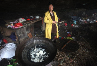 实拍：老人独居山洞三年 接雨水洗脸