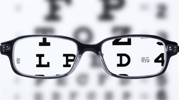 Lunettes devant un tableau optométrique