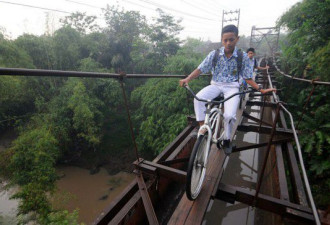 印尼学生过超窄吊桥上学 坠落必死无疑