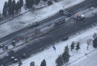 道路结冰酿致命车祸 400和401高速关闭