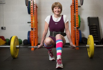 57岁英祖母老当益壮 举重破世界记录