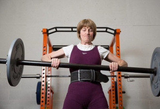 57岁英祖母老当益壮 举重破世界记录