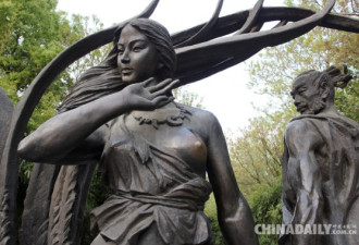 大禹妻子雕塑遭游客袭胸 被摸得发亮