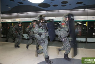 武警雪豹突击队全副武装 北京地铁演练