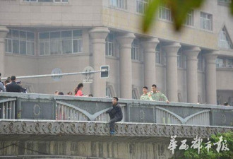 成都男欲跳桥 围观者: 快跳 水浅淹不死