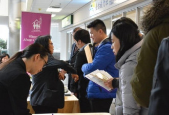 多华会招聘会千人涌入： 3业者现场面试
