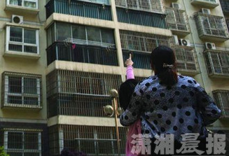 8岁女童看热闹从9楼坠亡 母亲当场崩溃