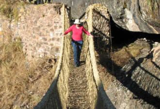 秘鲁村民冒险重修印加王朝的草绳古桥