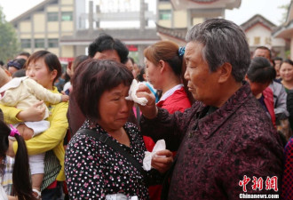 千人河畔&quot;还妈妈一个吻&quot;  现场哭声一片