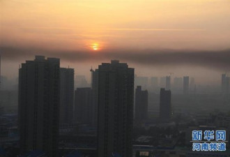 郑州现“平流雾”污染带 建筑被黑纱笼罩