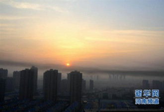 郑州现“平流雾”污染带 建筑被黑纱笼罩