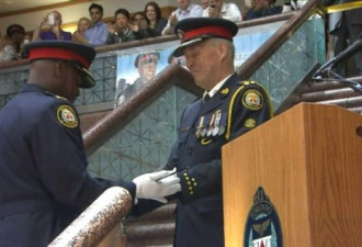 多市新任黑人警察局长桑德斯 宣誓就职