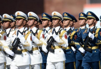 俄罗斯姑娘：中国仪仗队军人们帅极了