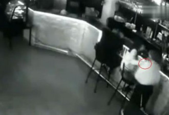 俄女服务员遭性骚扰 用菜单将其打趴
