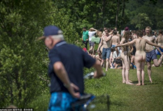 G7峰会上演裸体秀 抗议者脱衣博眼球