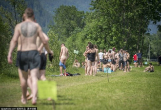 G7峰会上演裸体秀 抗议者脱衣博眼球
