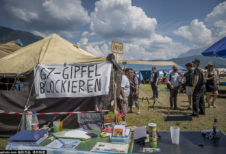 G7峰会上演裸体秀 抗议者脱衣博眼球