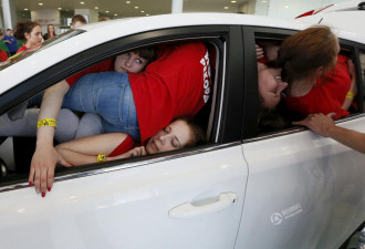 俄罗斯学生同挤一辆车 欲破吉尼斯纪录