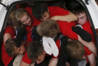 俄罗斯学生同挤一辆车 欲破吉尼斯纪录