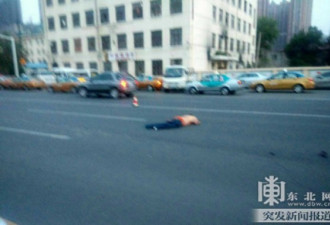 哈尔滨男女赤裸上身吵架 被车撞双亡