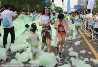 国内泡泡跑比基尼扎堆 豪放女现场更衣