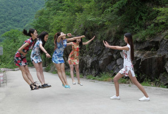 组图：女大学生穿迷你旗袍拍“悬浮照”
