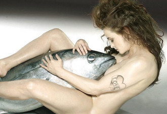 明星与死鱼裸拍 呼吁公众保护海洋生物