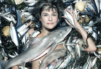 明星与死鱼裸拍 呼吁公众保护海洋生物