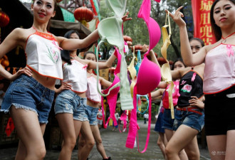 杭州肚兜美女群抛胸罩 呼吁关注乳腺健康