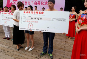 杭州肚兜美女群抛胸罩 呼吁关注乳腺健康