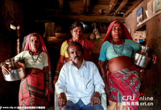 印度大旱制造“水妻”现象 男人有福了