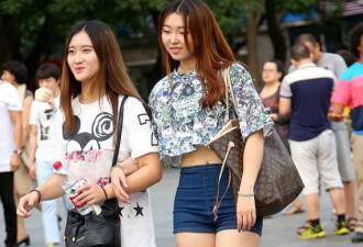 北京街拍 露肚脐的时尚美女随处可见