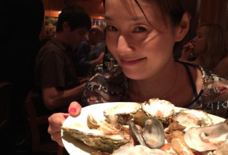 马伊琍开心吃海鲜 端着餐盘一脸笑容