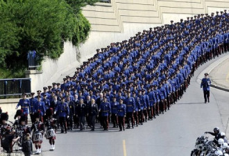 1名加国警察的葬礼：全球上万同行送行