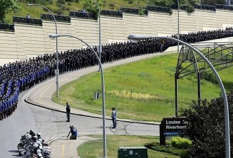 1名加国警察的葬礼：全球上万同行送行