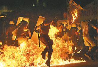 国会通过救援方案 希腊爆发万人暴动