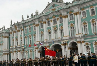 解放军军乐团帅气亮相俄国 民众鼓掌