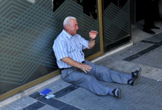 希腊老人因领不到120欧元退休金痛哭