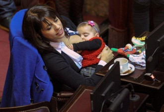 阿根廷37岁美女议员在议会上公开喂乳