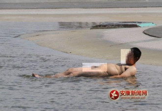 陕西男当众广场裸泳 称水干净情不自禁