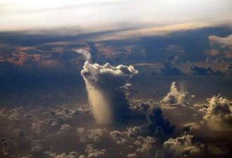 飞机上看下雨原来是这样子 太震撼了