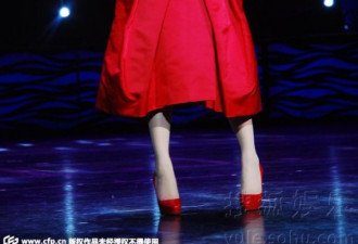 44岁杨钰莹红裙扮嫩美 白肌肤似少女