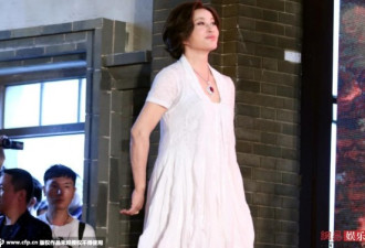 刘晓庆穿白裙登台显优雅 女人味十足