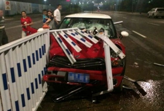 青岛司机走神撞护栏 整个车都被刺穿