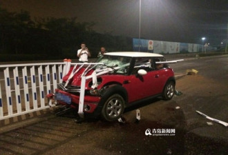 青岛司机走神撞护栏 整个车都被刺穿
