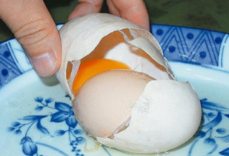 老农捡到超大鸡蛋 打开后完全超乎想像！