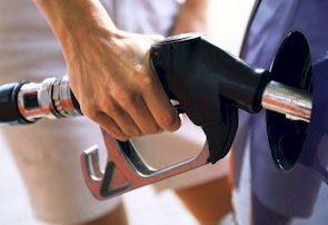 原油价跌60% 多市汽油为何仅降16分？