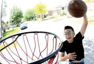 自家前院设篮球架 遭邻居投诉罚250元