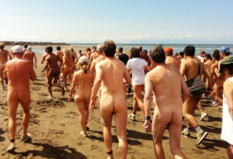 温哥华一年一度沉船滩裸跑 拥抱自然