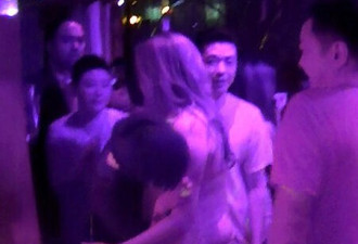 佘诗曼夜店喝醉走不稳 被众猛男抬走